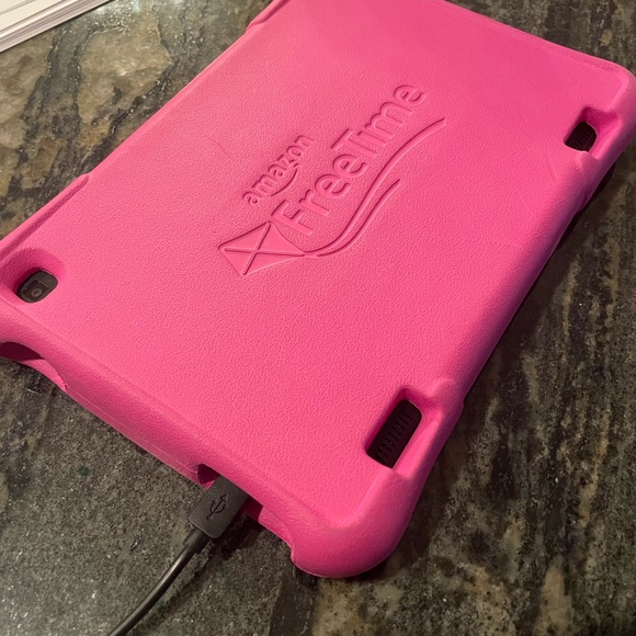 Amazon Kindle Fire kids and comes with charger and case - Picture 6 of 8